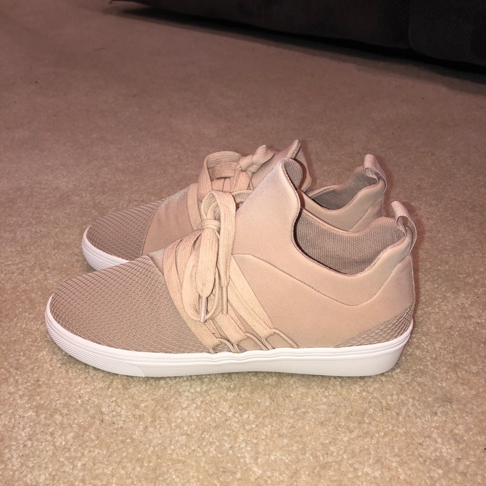 Blush/Taupe Steve Madden sneakers